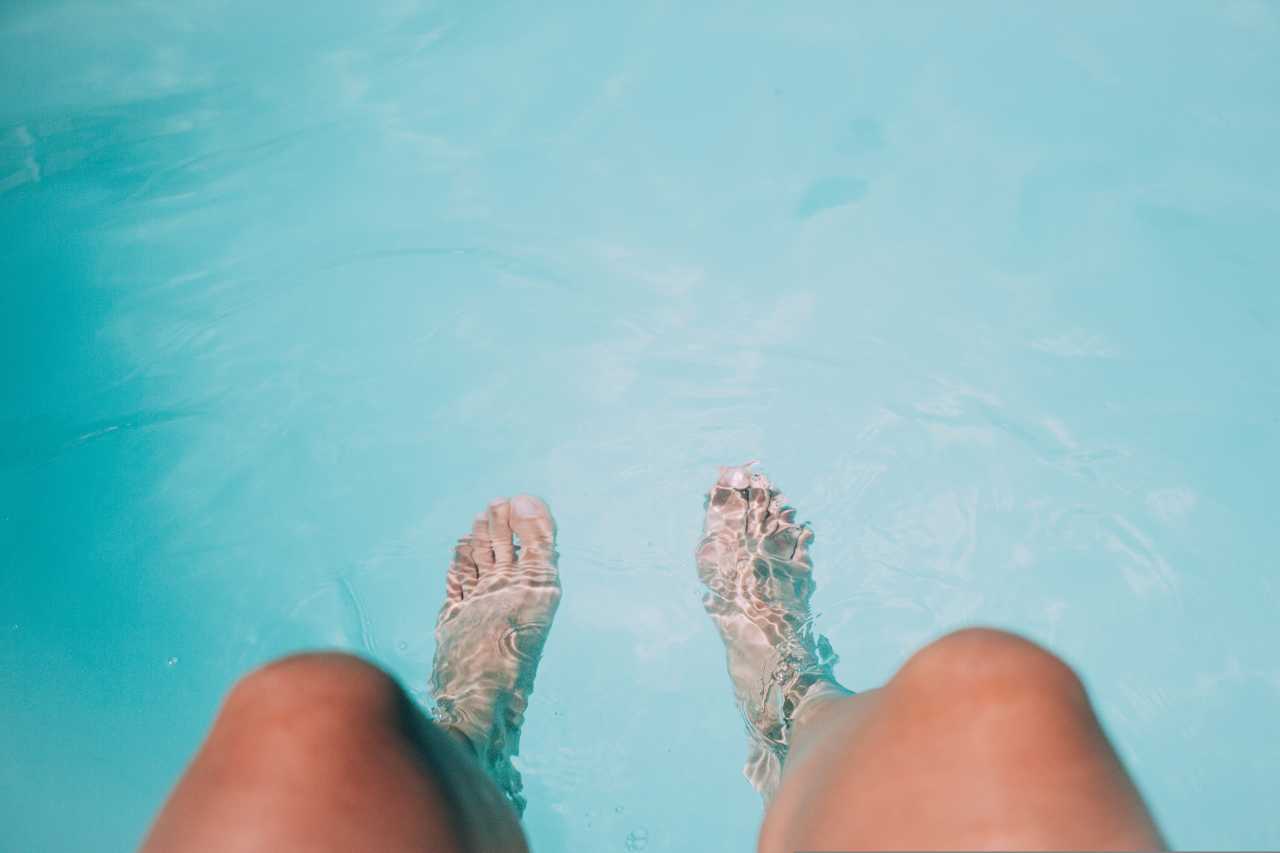 piernas en agua piscina