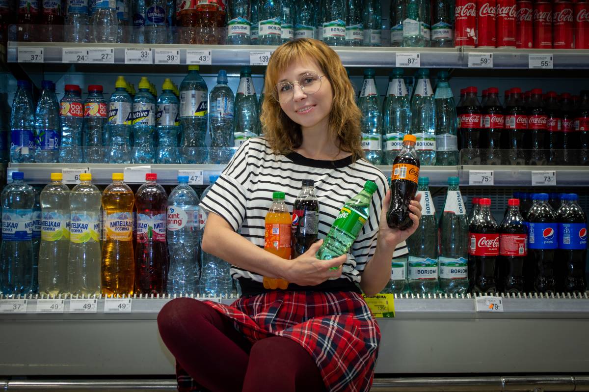 mujer supermercado refrescos