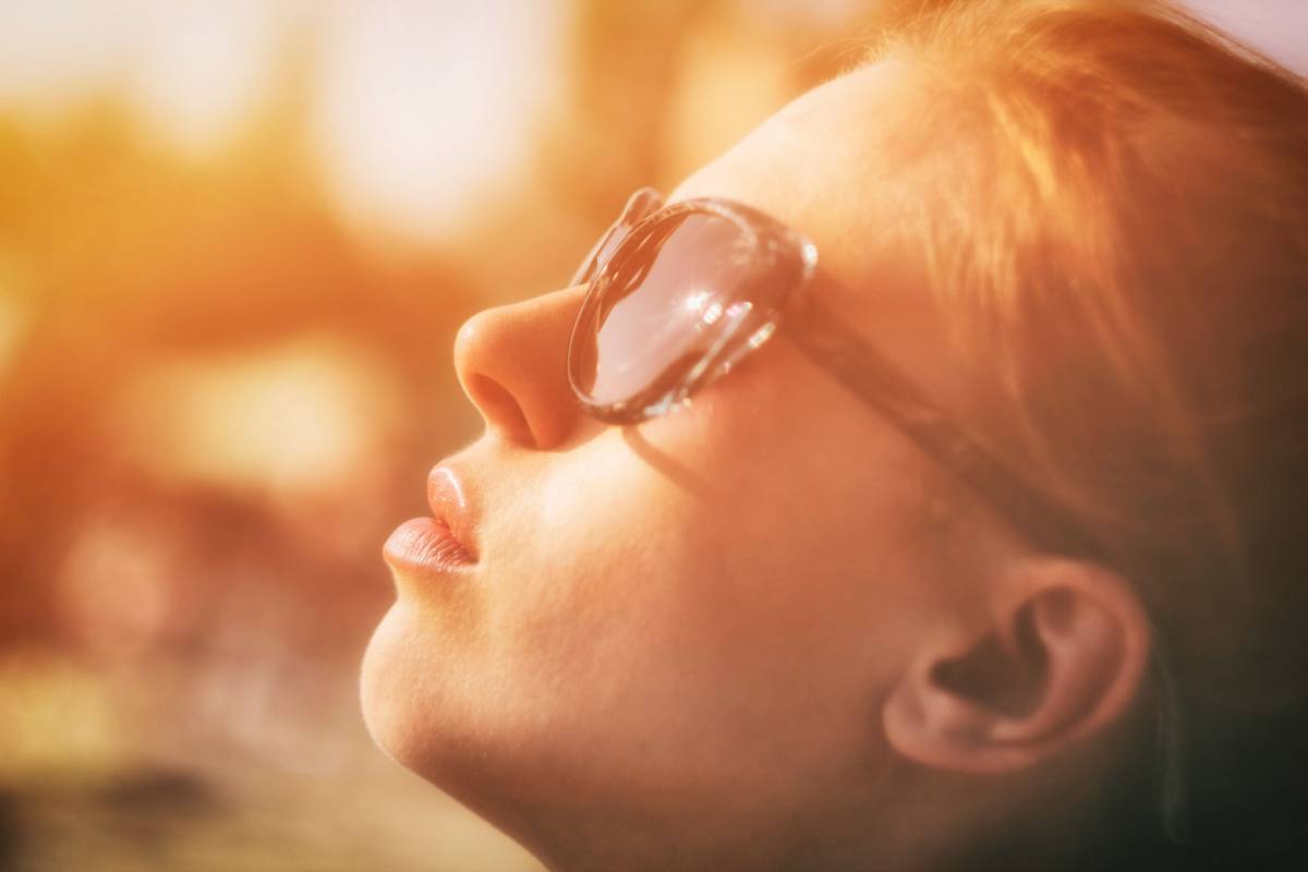 mujer gafas de sol