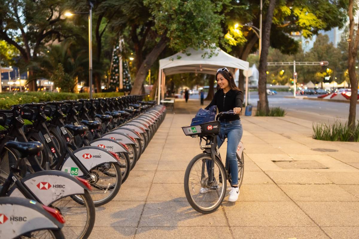 mujer bici compartida
