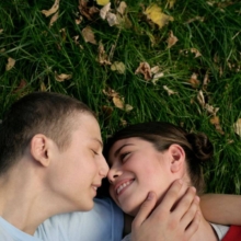 pareja beso