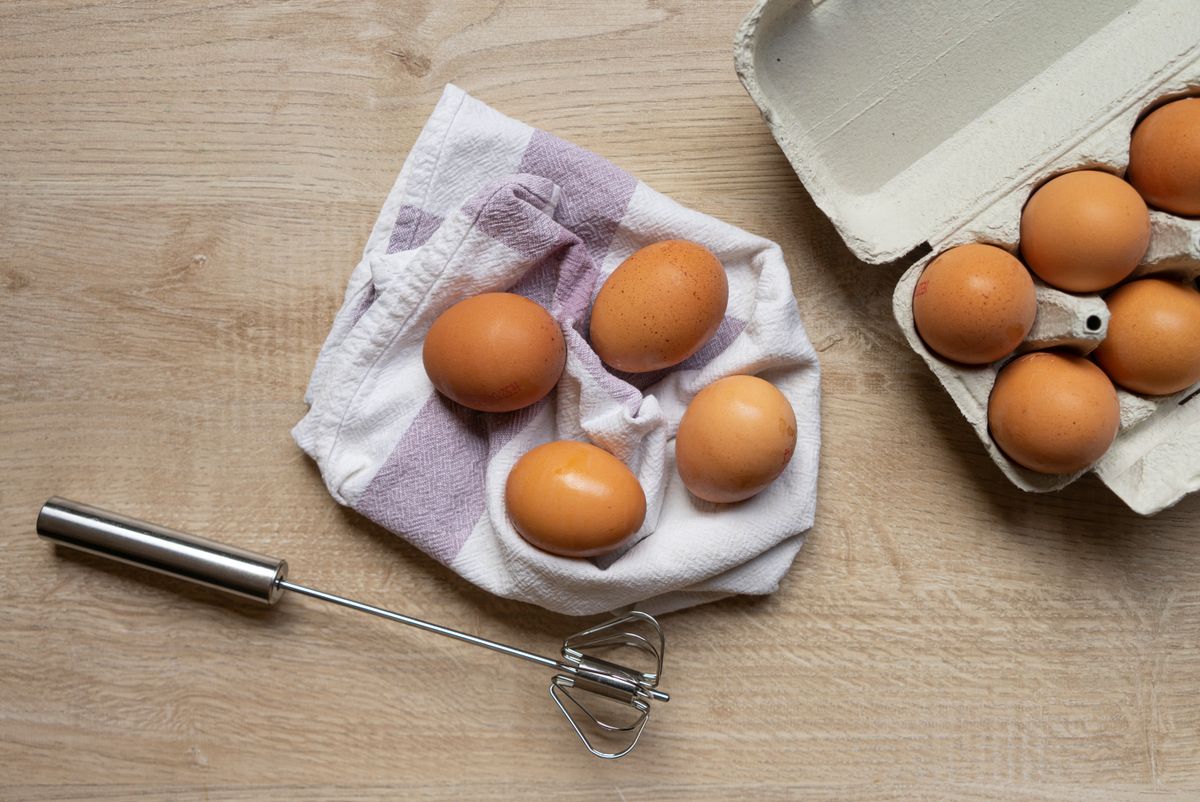 batir huevos para hacer bizcocho genovés