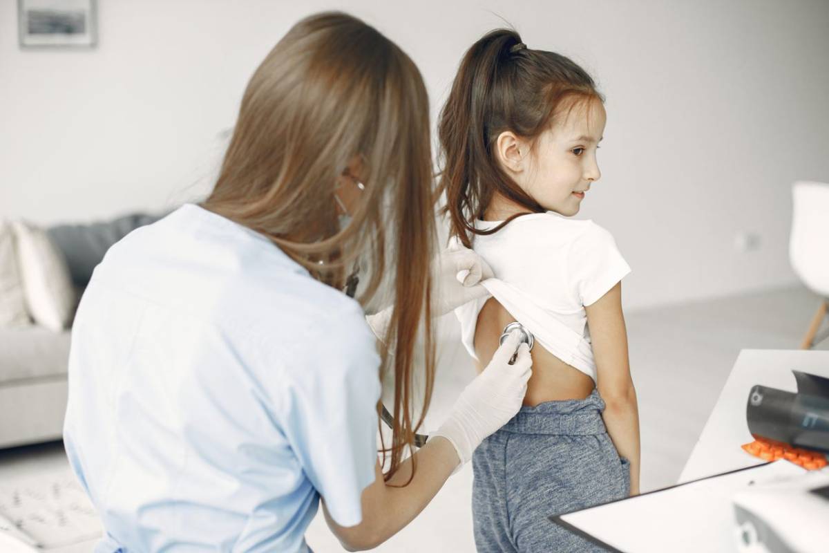 menor en consulta médico