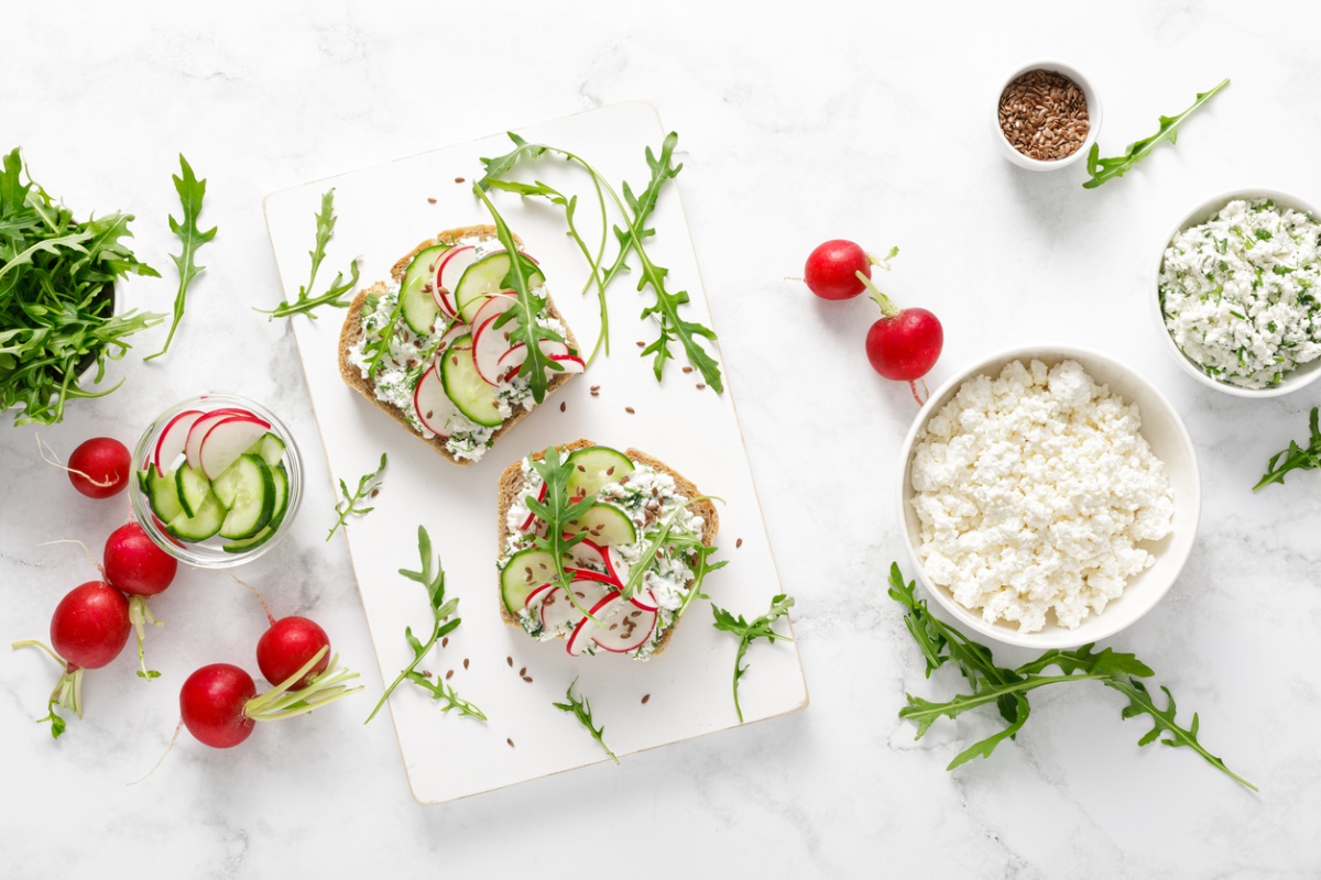 tostas con queso cottage
