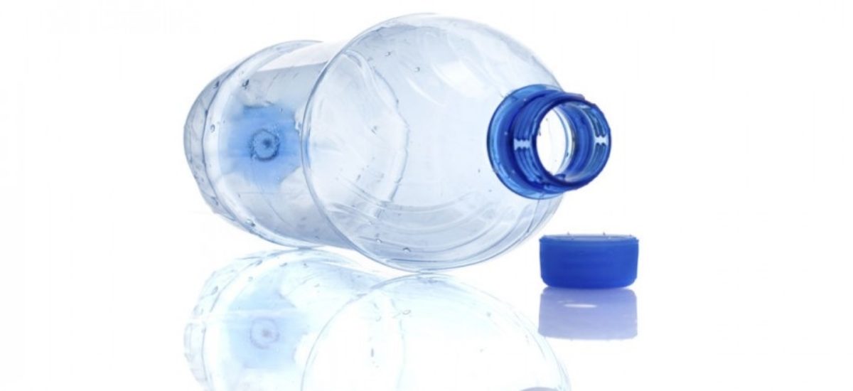 Botellas de plástico para envasar alimentos y bebidas.
