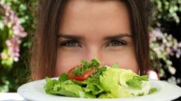 mujer comiendo ensalada