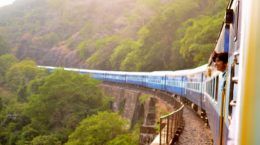 Un tren en marcha en la provincia de Goa, en India.
