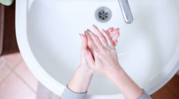 lavar manos agua jabon