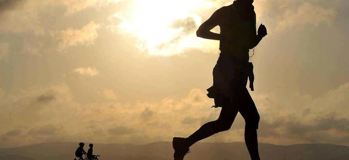 Mujer runner corre al atardecer