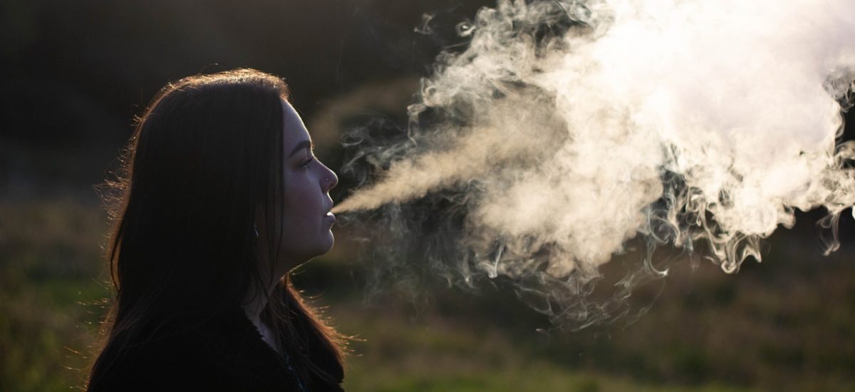vapear Joven vapeando cigarro electrónico