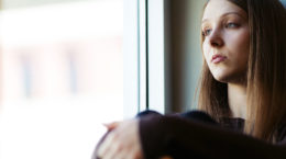 mujer ventana en cuarentena por coronavirus