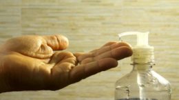Limpiar manos con gel desinfectanteGel