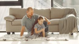 Nina jugando con su padre en casa durante la cuarentena