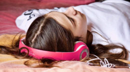 adolescente joven escucha musica aislamiento