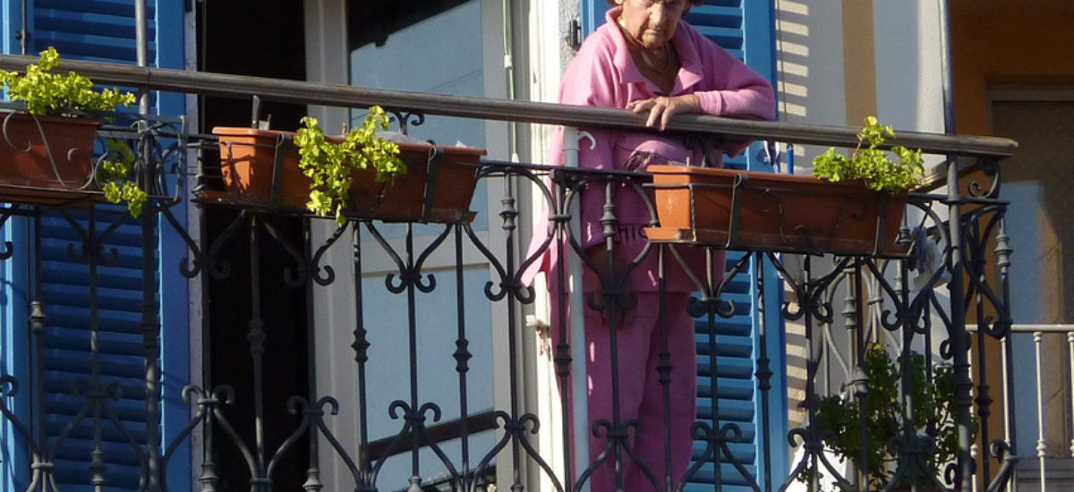 mujer ventana balcon sol