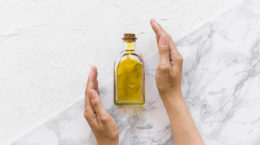 aceite de oliva con grumos blancos