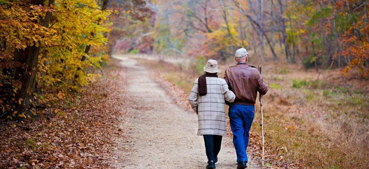 caminar personas mayores actividad fisica