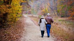 caminar personas mayores actividad fisica