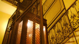 Img escalera ascensor viejo