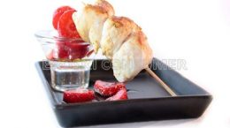 Brocheta de pollo picante con fresas marinadas