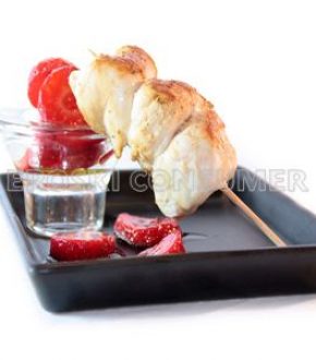 Brocheta de pollo picante con fresas marinadas