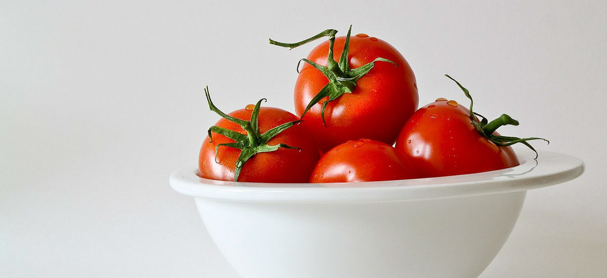 tomates maduran antes junto a frutas