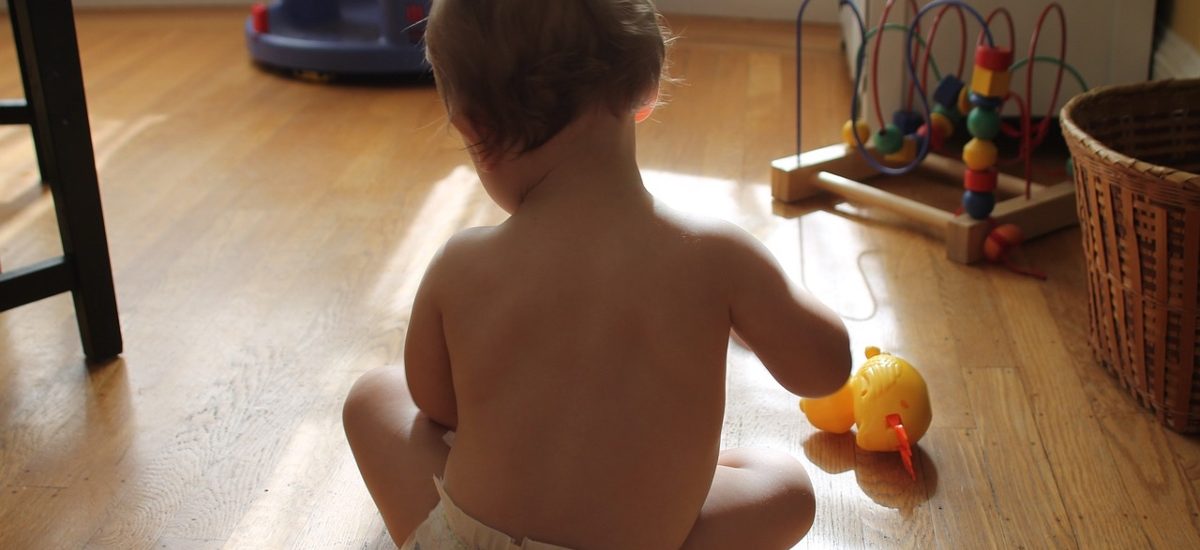 Por qué los niños pequeños deben usar cuchillos y vasos de cristal