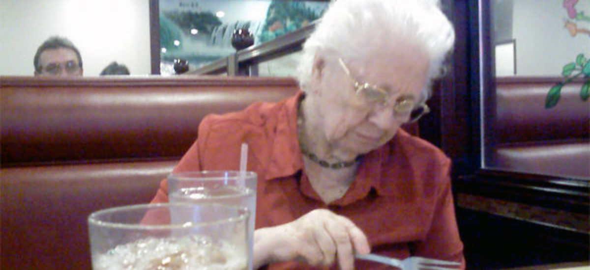 Img abuela comiendo