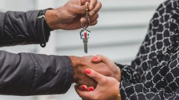 Agente inmobiliario entregando llaves a nuevo propietario