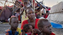 Personas que huyen de la violencia en Sudán