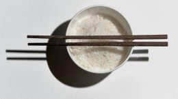 Arroz Cocido en bol con palillos chinos