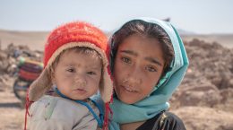 niños afganos tras perder su casa en terremoto