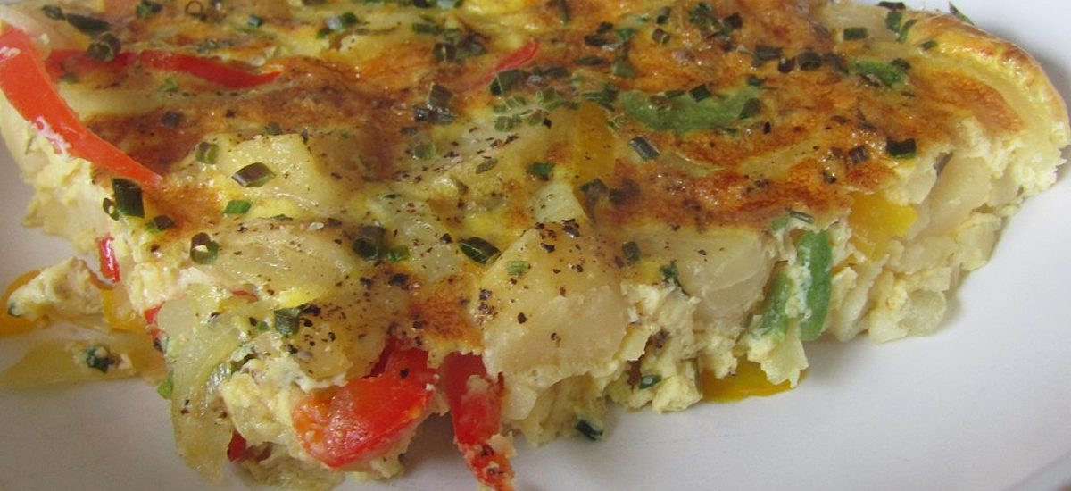 Porción de tortilla de patata con pimiento