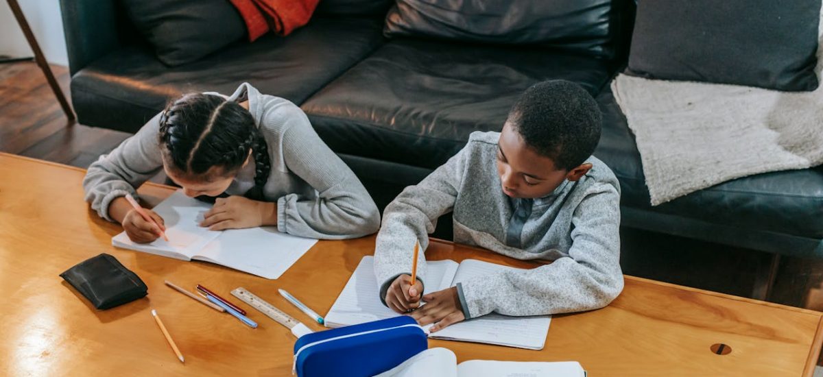 Niños haciendo deberes Dos niños haciendo deberes, pintar, tarea
