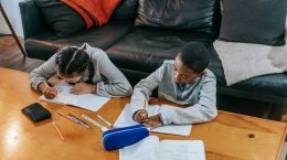 Dos niños haciendo deberes, pintar, tarea