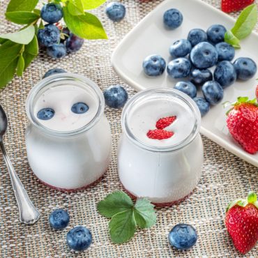 yogur con frutas en verano