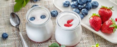 yogur con frutas en verano