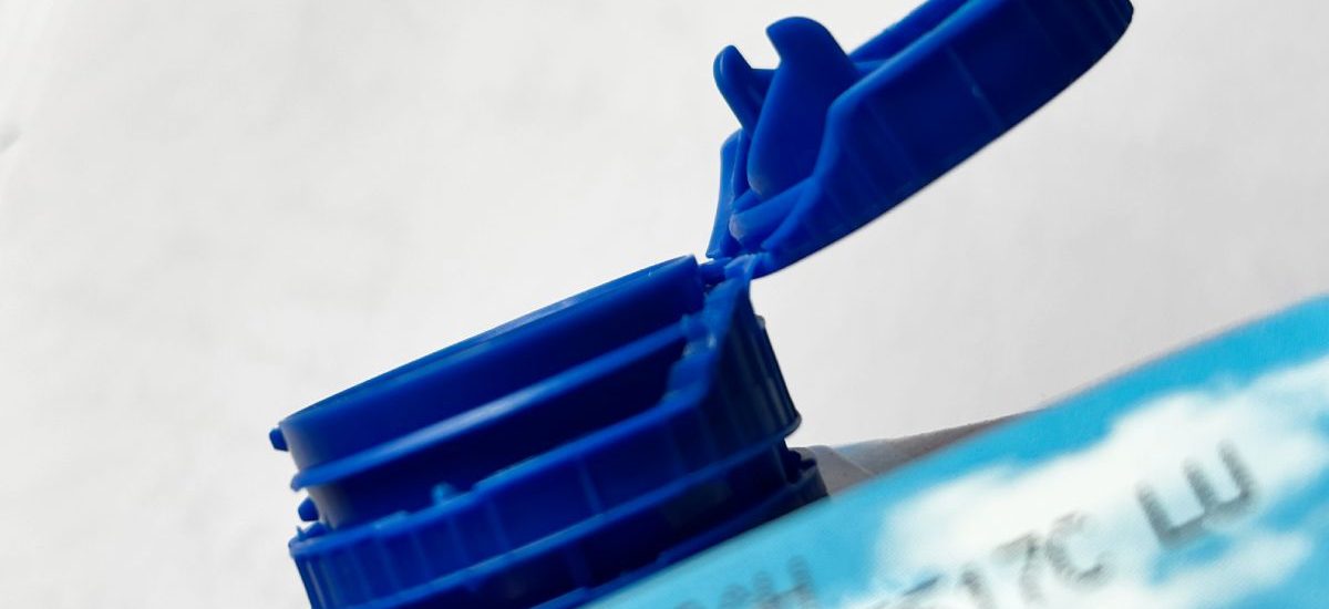 tapones de plástico unidos al brik