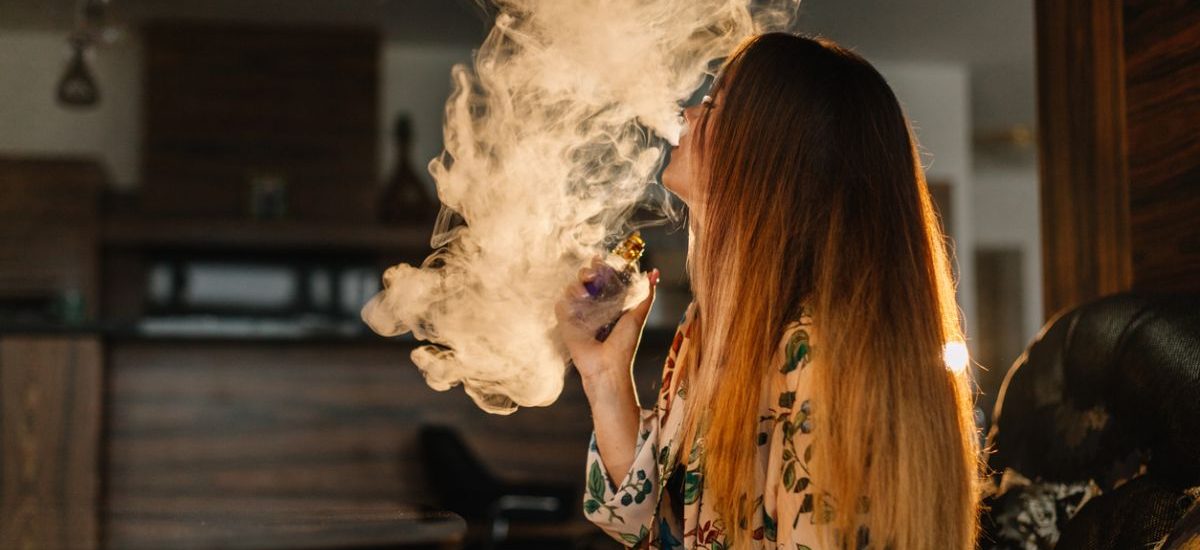 la moda de vapear y los influencers
