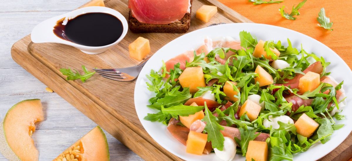 ensalada de melón con rúcula y jamón