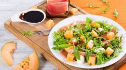 ensalada de melón con rúcula y jamón