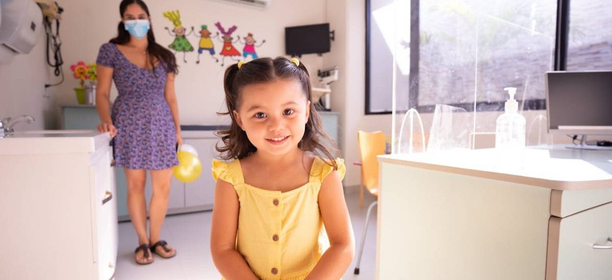 niña en pediatra vacuna