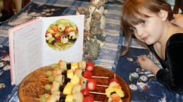 Img brocheta frutas