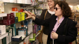 Img voluntaria en una farmacia