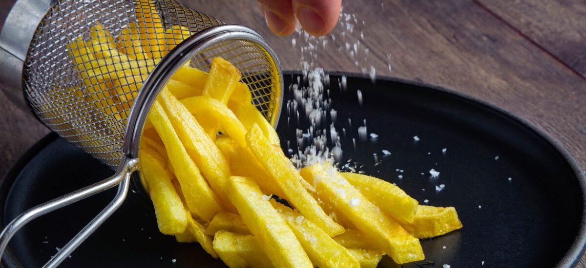 cuándo echar sal a las patatas fritas