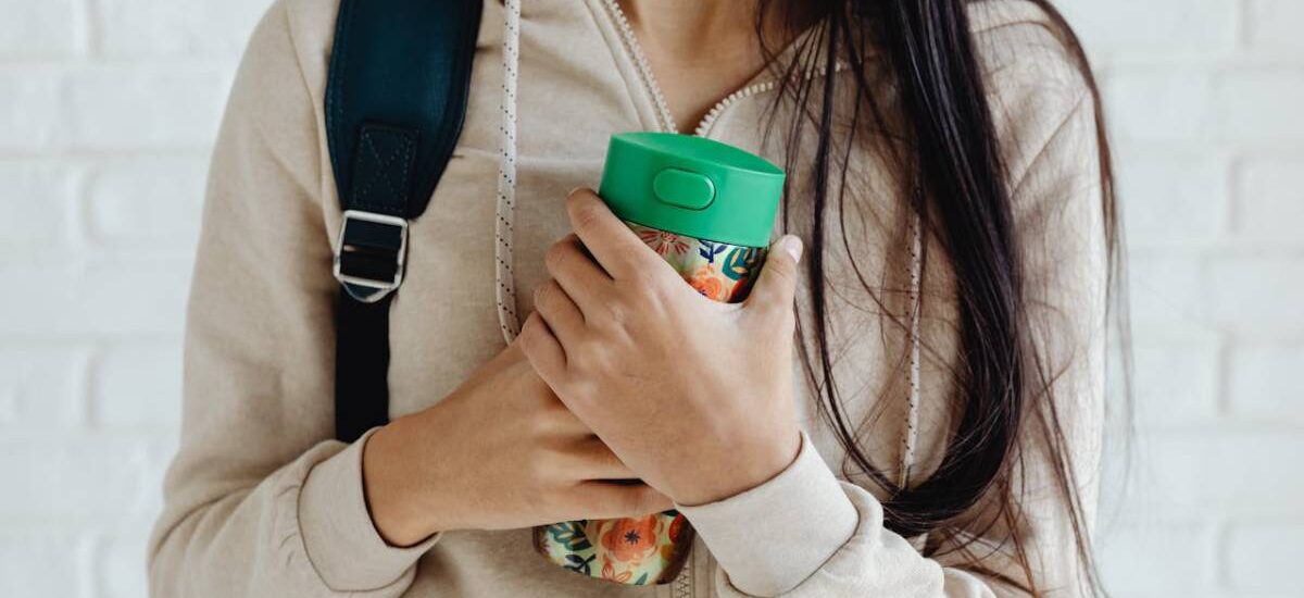 adolescente toma café