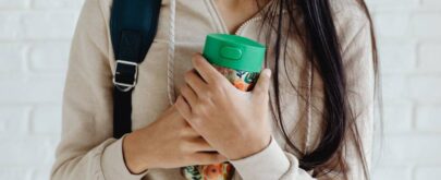 adolescente toma café