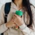 adolescente toma café