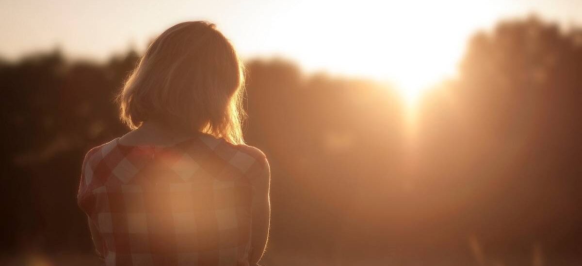 mujer puesta sol