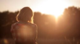 mujer puesta sol